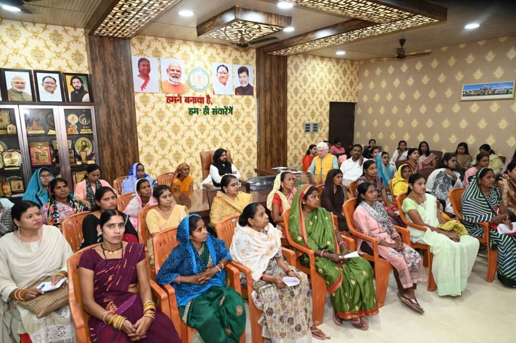 क्षेत्रीय कार्यलय में महिलाओं के साथ मंत्री गुरु खुशवंत साहेब ने देखा नारी शक्ति वंदन सम्मेलन का लाइव प्रसारण