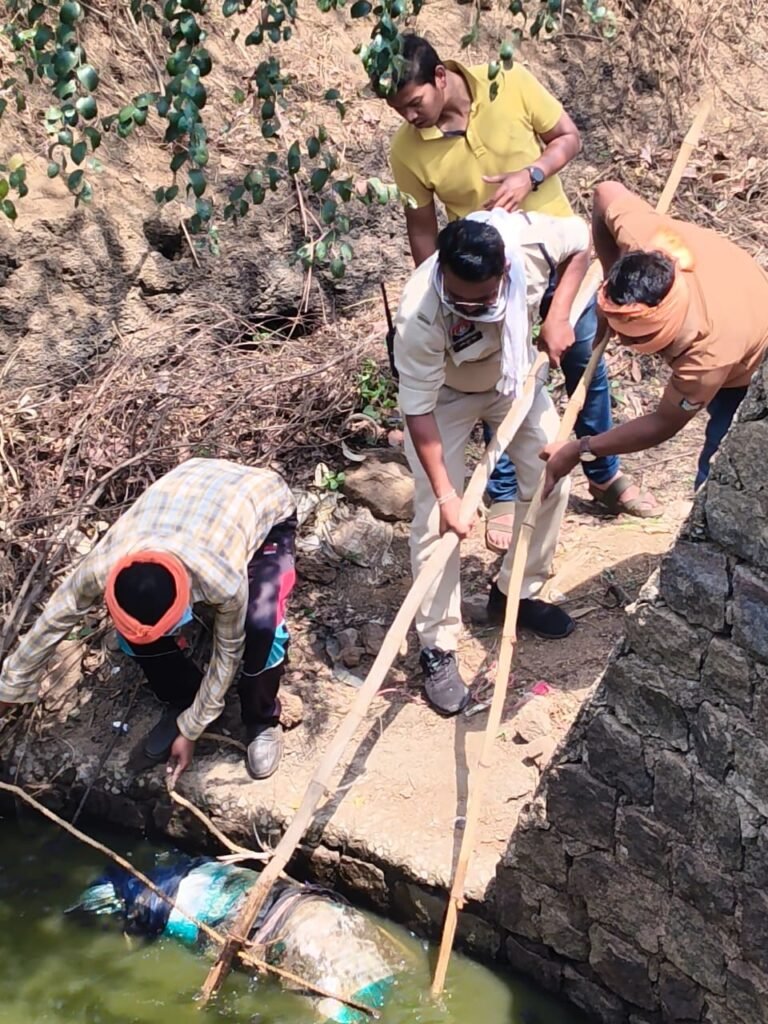 लभरा खुर्द इलाके के पुराने कुएं से बोरी में बंद सड़ा-गला शव बरामद