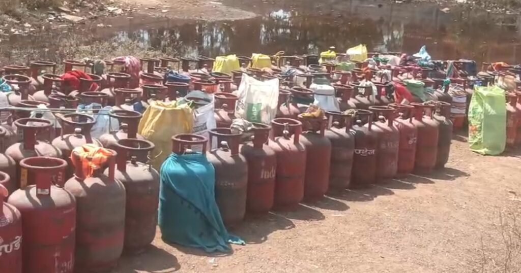 आरंग में LPG गैस नही मिलने से लोगों का फूटा गुस्सा-आक्रोशित लोगों ने आरंग -खरोरा मार्ग किया चक्का जाम