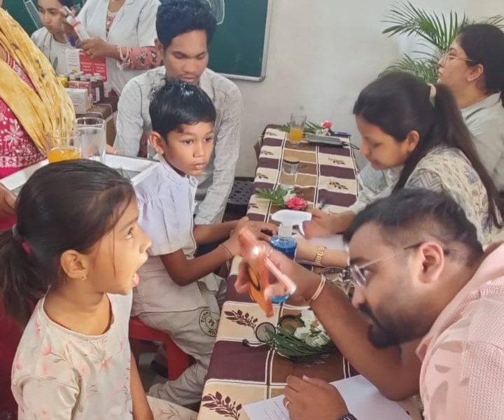 समर कैंप-फ्री हेल्थ एवं डेंटल चेकअप शिविर का आयोजन