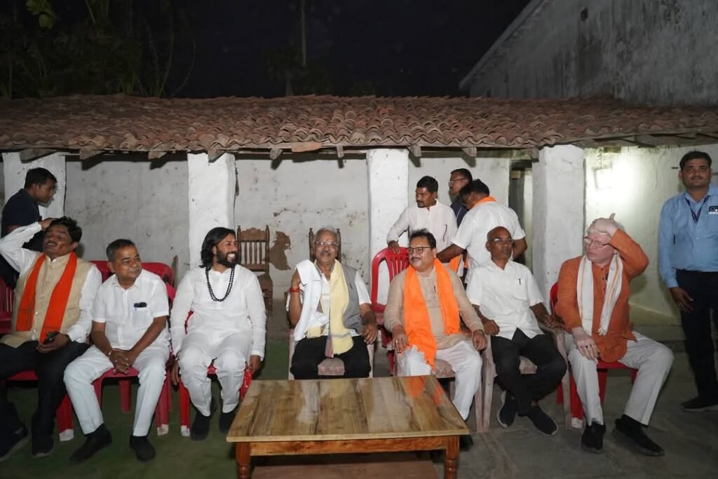राष्ट्रव्यापी ‘महाजनसंपर्क अभियान-सांसद और केबिनेट मंत्री पहुचे आरंग विधानसभा क्षेत्र के इस गांव-जनता से किया संवाद-की कई घोषणाएं…