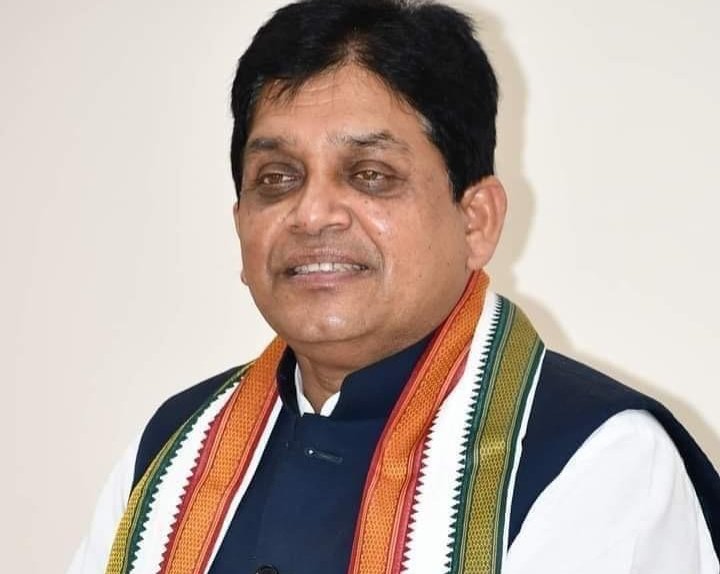 साय सरकार की समीक्षा बैठक पर पूर्व मंत्री डॉ डहरिया ने कसा तंज-ढाई साल में ही समीक्षा की नौबत, तो सरकार की उपलब्धियां कहाँ है…?