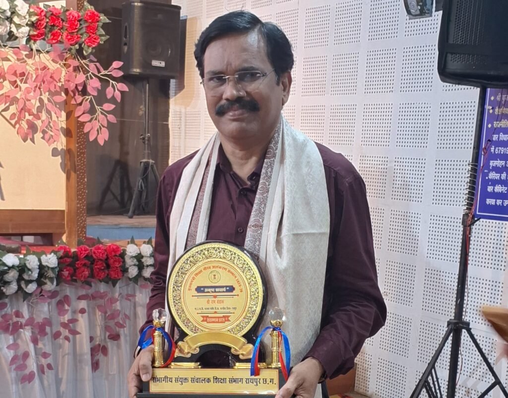 शिक्षा के क्षेत्र में उत्कृष्ट कार्य और कुशल नेतृत्व के लिए इन्हें मिला उत्कृष्ट प्राचार्य’ सम्मान