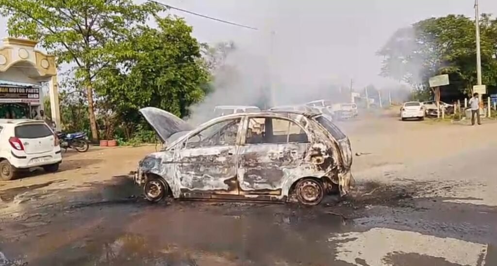 बड़ी खबर-गुस्से में युवक ने अपनी ही कार में लगाई आग-हादसे में खुद भी झुलसा-देखिये वीडियो…