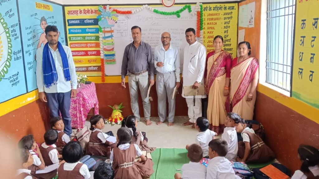 छात्रों की रचनात्मकता को प्रोत्साहित करने हुआ कक्षा सजाओ प्रतियोगिता का आयोजन-इस कक्षा ने मारी बाजी…
