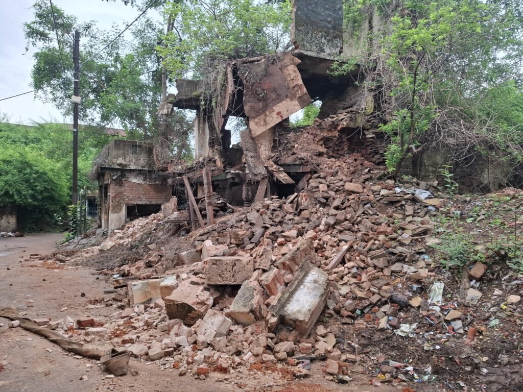 स्कूली बच्चों एवं राहगीरों की सुरक्षा के मद्देनजर इस वार्ड में ढहाया गया जर्जर मकान…
