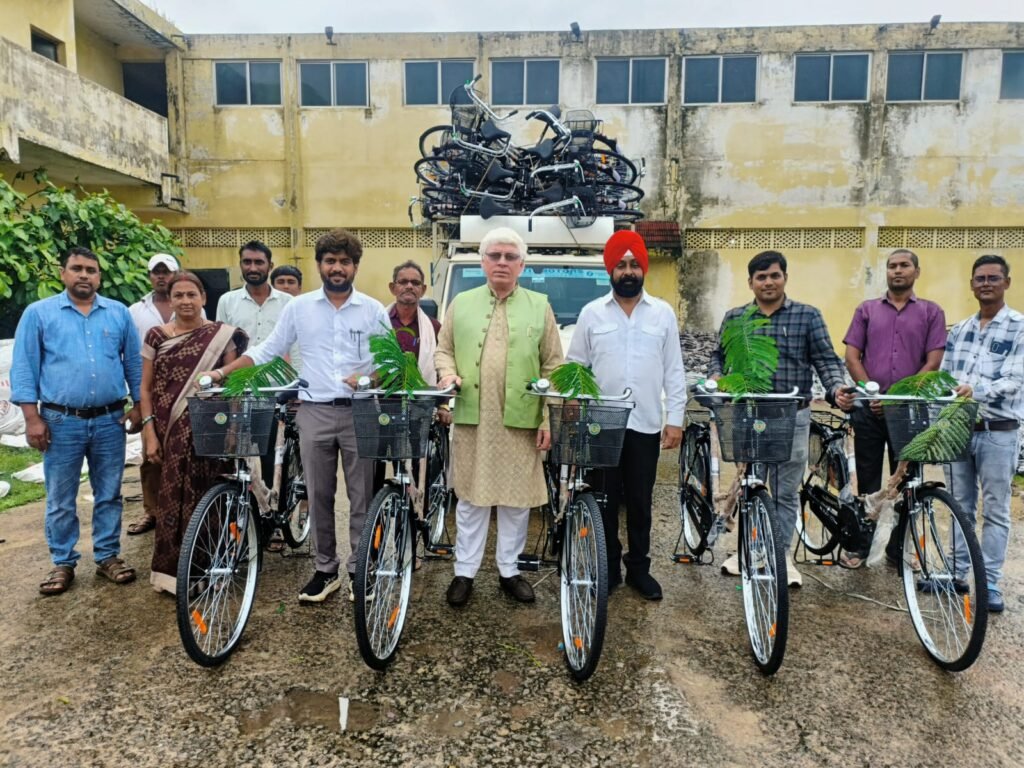 छात्राओं के लिए रवाना हुई साइकिलों से भरी पिकअप-जनप्रतिनिधियों व शिक्षा अधिकारियों ने हरी झंडी दिखाकर किया रवाना