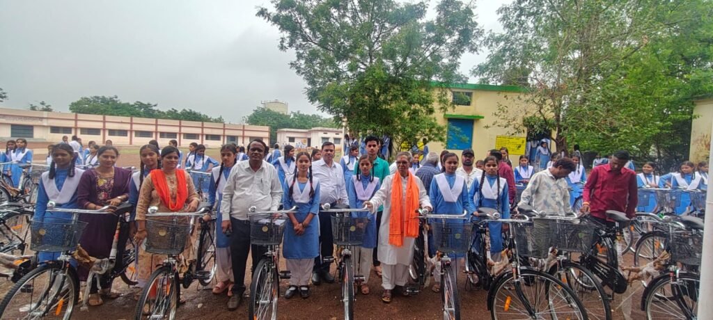 सायकल वितरण शपथ ग्रहण व वृक्षारोपन से सजा विद्यालय-नवगठित पदाधिकारियों ने ली शपथ…
