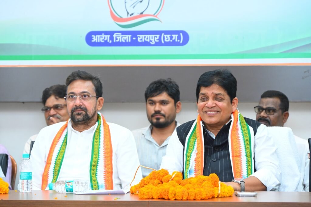 आरंग में कांग्रेस की मासिक बैठक संपन्न-संगठन सशक्त बनाने, जनहित के मुद्दों पर संघर्ष तेज करने का लिया संकल्प