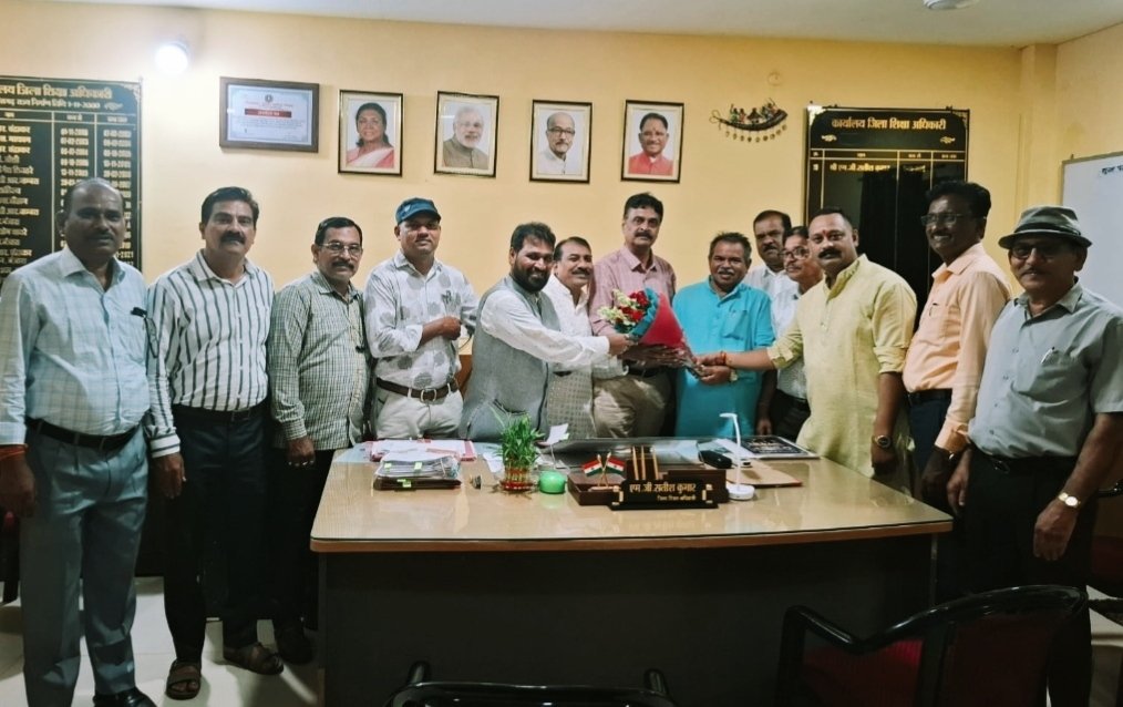 नव नियुक्त जिला शिक्षा अधिकारी से इन्होंने की सौजन्य भेंट-इस समस्या पर की गयी विस्तृत चर्चा