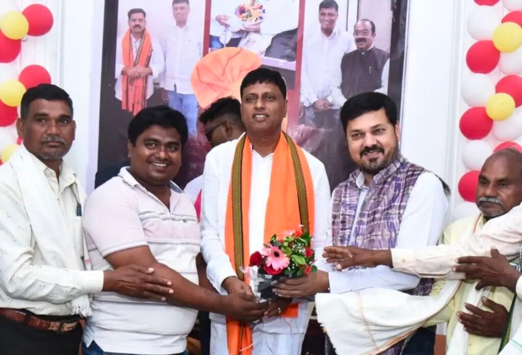 सादगी के साथ मनाया गया अनुसूचित जाति आयोग के प्रदेश उपाध्यक्ष वेदराम मनहरे का जन्मदिन-शुभकामनाएं देने उमड़े लोग