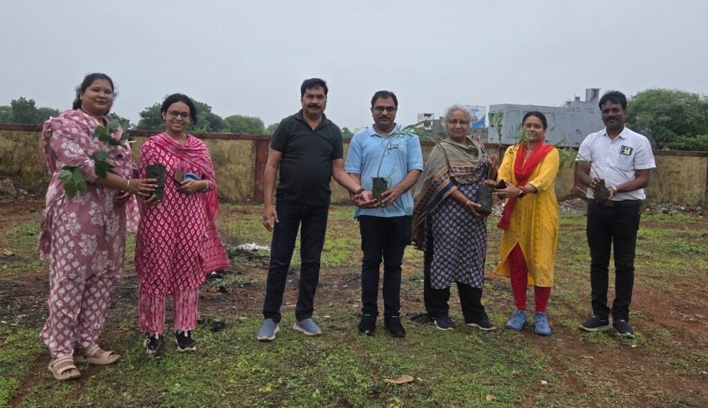 पर्यावरण संरक्षण हेतु वृक्षारोपण-औषधीय एवं छायादार पौधों का रोपण कर दिया पर्यावरण संरक्षण का संदेश