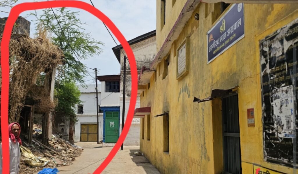 जर्जर भवन बन सकता है जानलेवा-तत्काल कार्यवाही करने इन्होंने नगर पालिका अधिकारी को सौपा ज्ञापन….