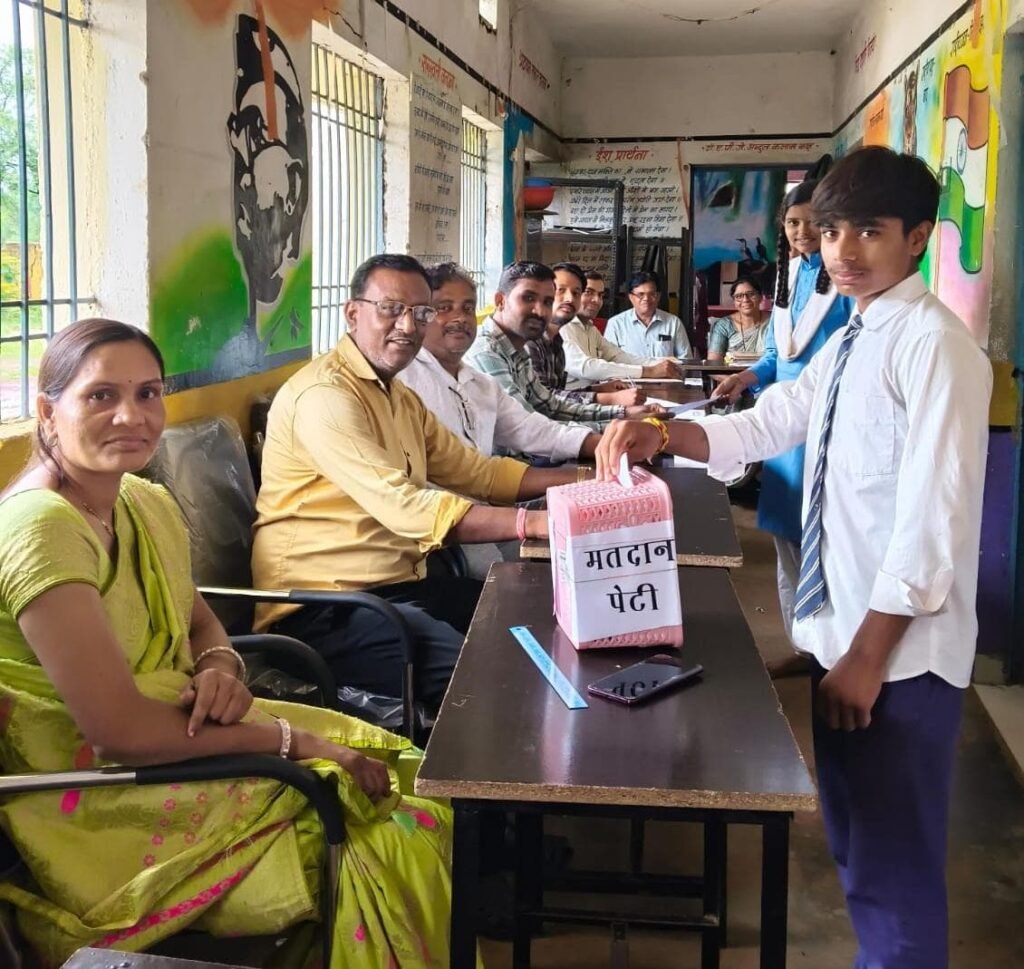 हाई स्कूल में बाल कैबिनेट का लोकतांत्रिक प्रक्रिया से हुआ गठन-बच्चो ने मतदान कर चुना शाला नायक