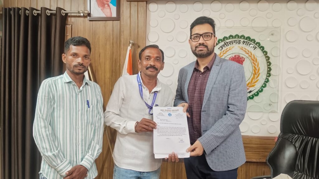 खल्लारी के विकास कार्यों को लेकर उपसरपंच तारेश साहू ने कलेक्टर को सौंपा ज्ञापन, मां खल्लारी का छायाचित्र किया भेंट
