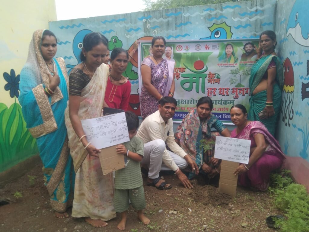एक पेड़ माँ के नाम-आंगनवाड़ी केंद्र में इन्होंने किया वृक्षारोपण-दिया ये सन्देश