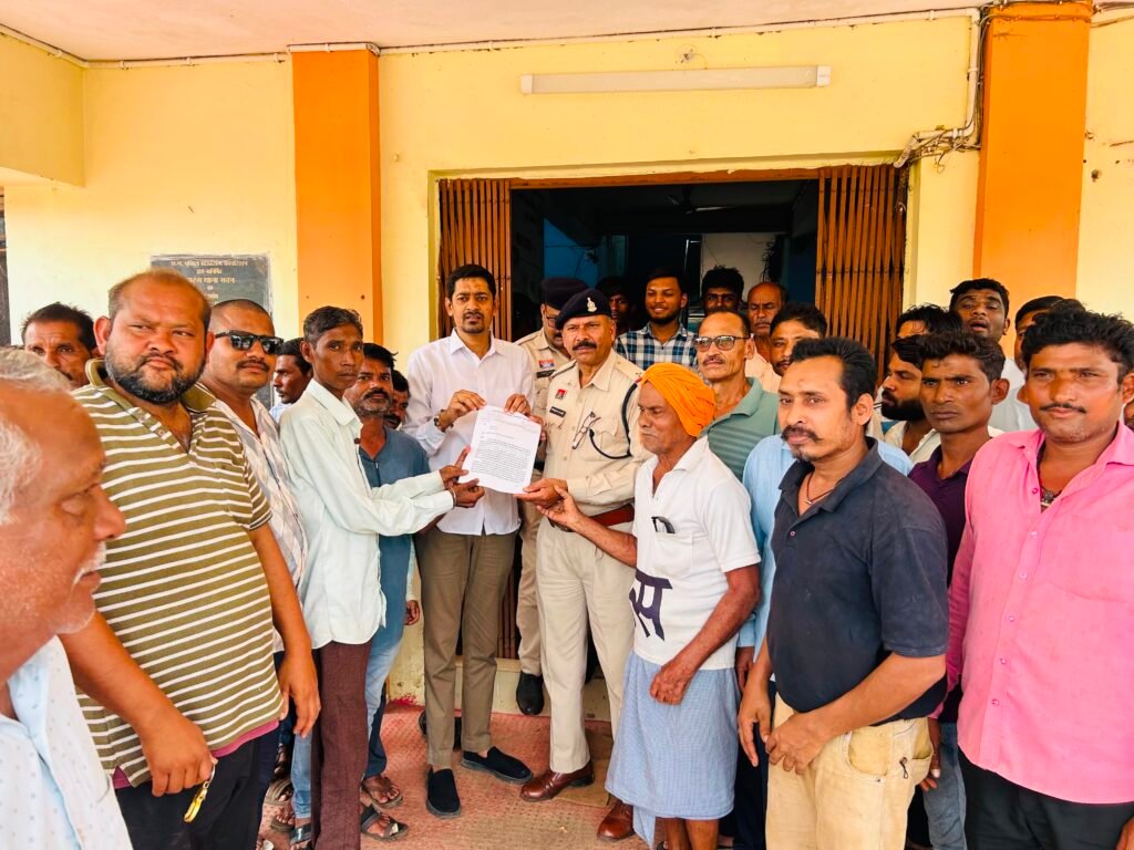 रसनी में 22 हेक्टेयर शासकीय जमीन देने पर बवाल-15 तक आवंटन नहीं रुका तो हाईवे होगा जाम