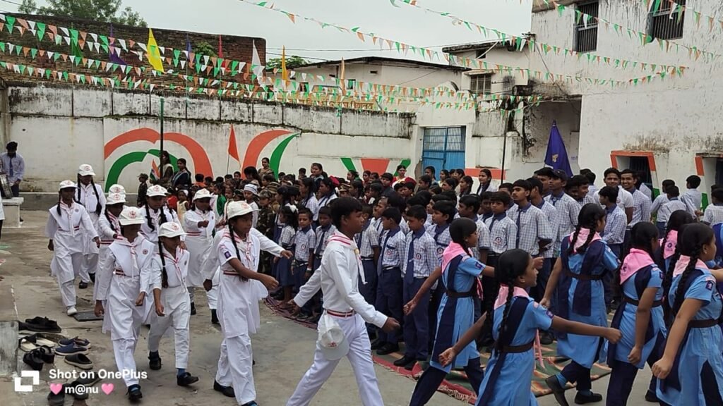 राधा कृष्ण विद्या मंदिर में हर्षोल्लास से मनाया गया 80वाँ स्वतंत्रता दिवस