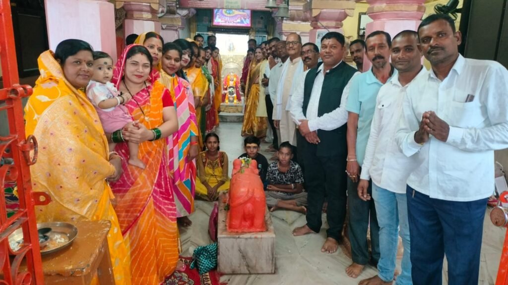 धीवर समाज आरंग ने बाबा बागेश्वरनाथ महादेव का किया दुग्धाभिषेक-की नगर की सुख-समृद्धि की कामना
