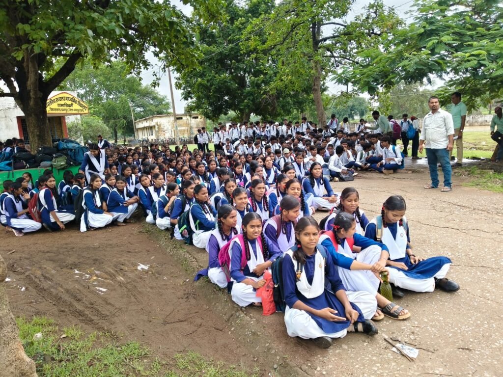 बड़ी खबर-गणित शिक्षक की मांग को लेकर छात्रों ने स्कूल पर जड़ा ताला, धरने पर बैठे 500 विद्यार्थी-समर्थन में उतरे ग्रामीण