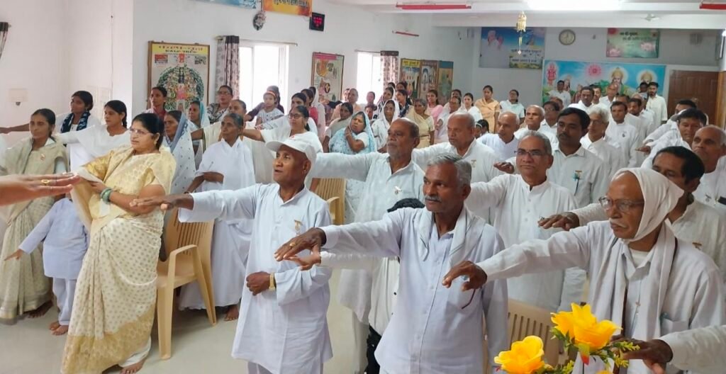 10 करोड़ नशामुक्ति अभियान का संकल्प ले रक्षासूत्र से बंधे श्रद्धालु..