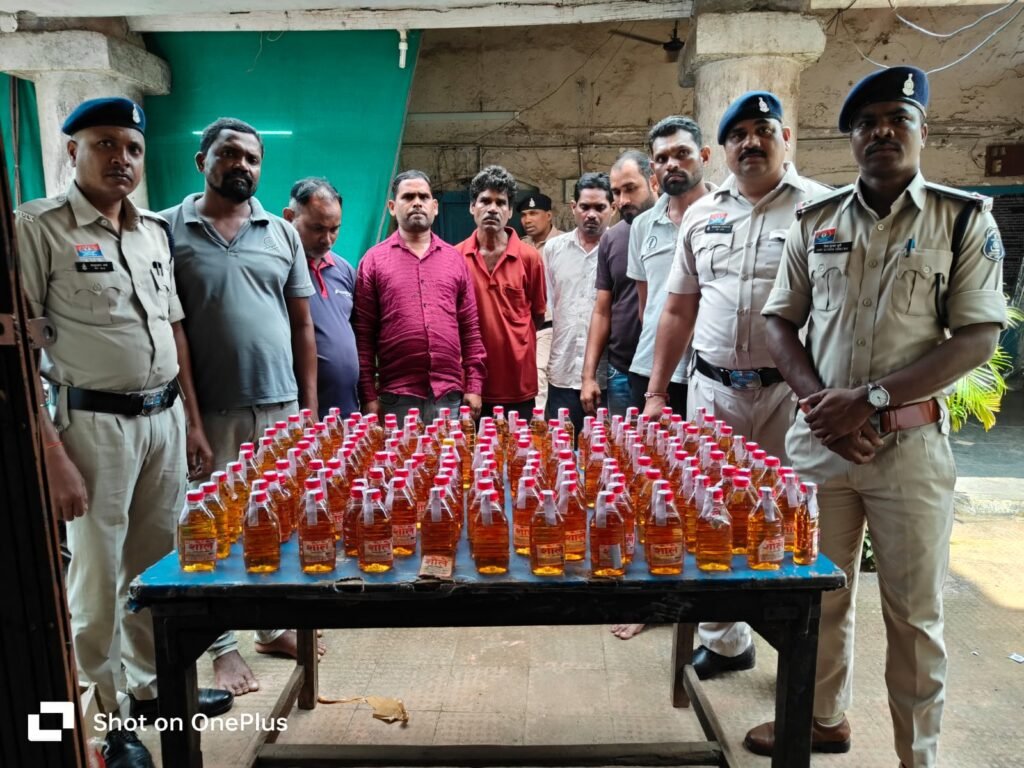 आरंग पुलिस की बड़ी कार्रवाई: शराब दुकान के सुपरवाइजर, सेल्समैन और शिक्षक समेत 7 कोचिए गिरफ्तार, अर्टिगा कार से 160 पाव शराब जब्त