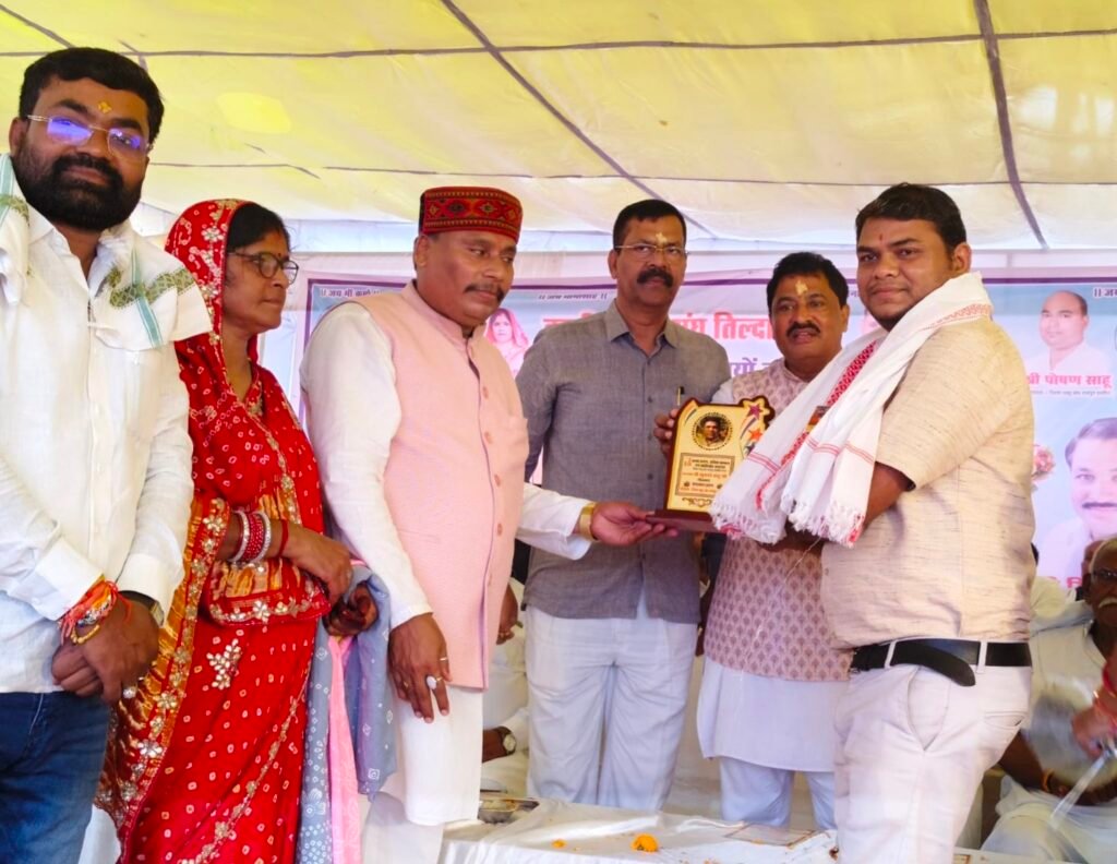 जिला साहू समाज द्वारा खूबचंद साहू का सम्मान-माता कर्मा और राजिम माता पर उत्कृष्ट गीत लेखन के लिए मिला अभिनंदन