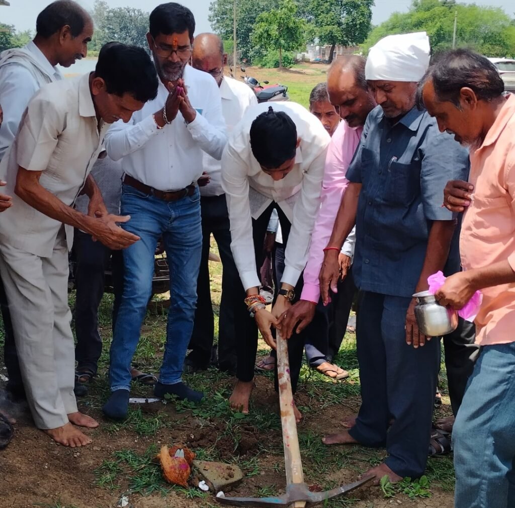 साहू समाज भवन में 04 लाख रुपए की लागत से बनने वाले बाउंड्रीवॉल निर्माण कार्य हेतु हुआ भूमिपूजन