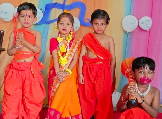 विद्यालय में धूमधाम से मनाया गया नवरात्रि एवं दशहरा पर्व-छोटे बच्चों ने किया रावण वध का जीवंत मंचन