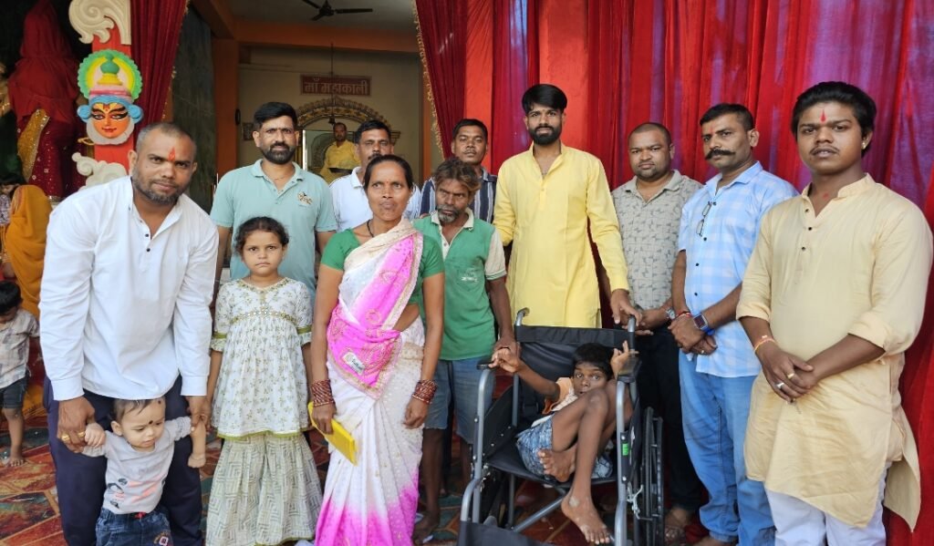दुर्गा उत्सव में मानवता की मिसाल-आरंग में श्री सार्वजनिक नवदुर्गोत्सव समिति और विघ्नहर्ता परिवार ने दिव्यांग बच्चे को भेंट की व्हीलचेयर